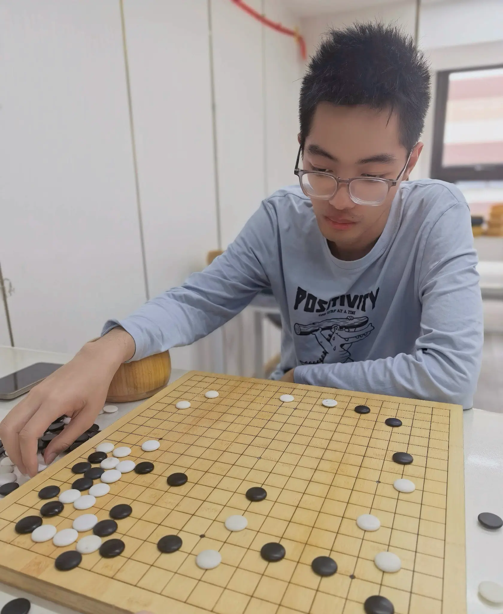 黃科涵老師於棋盤前對弈