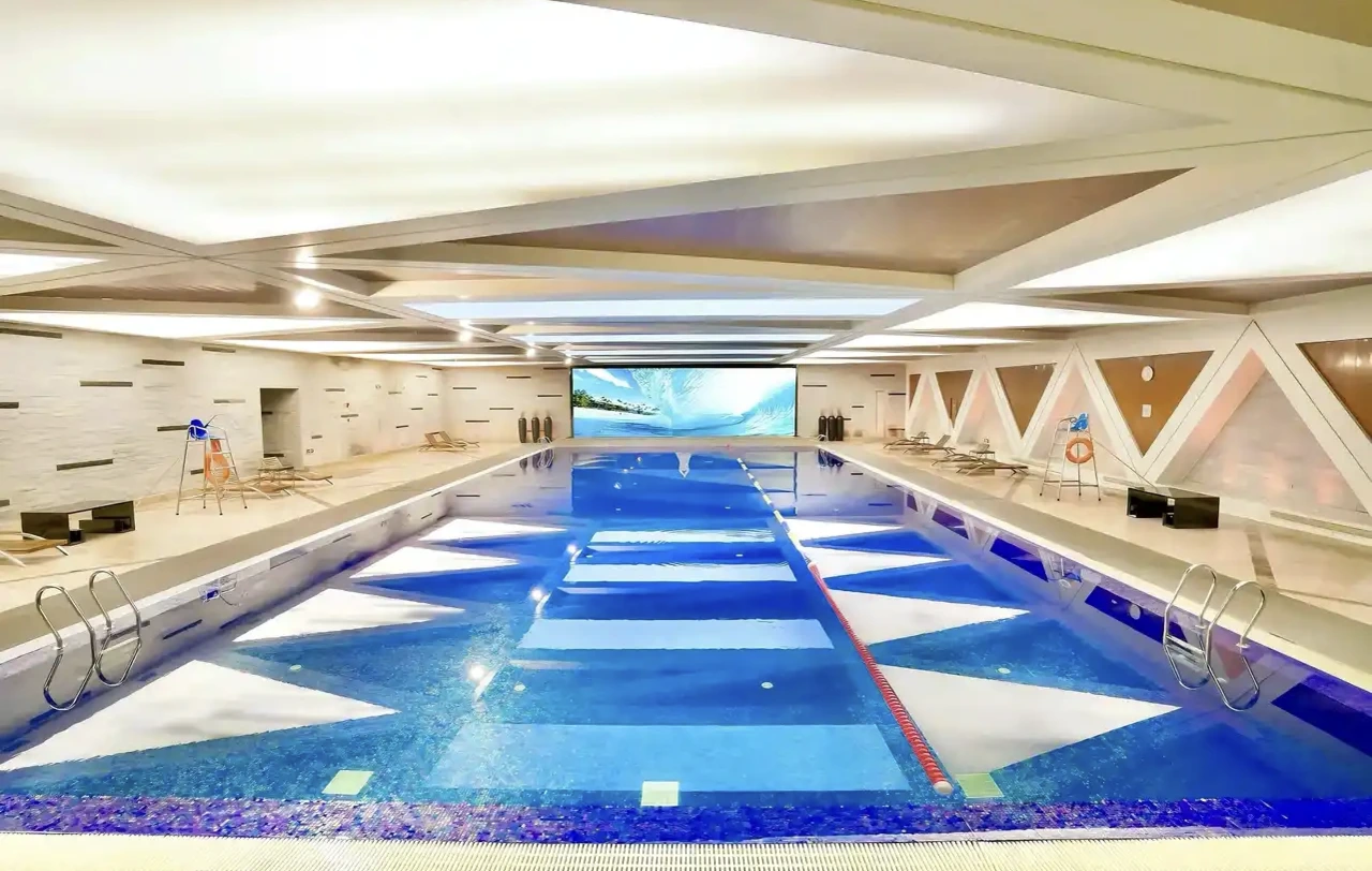 新酒店室內泳池實景