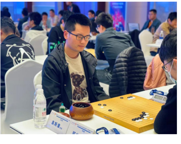 袁斯童老師在圍棋比賽現場